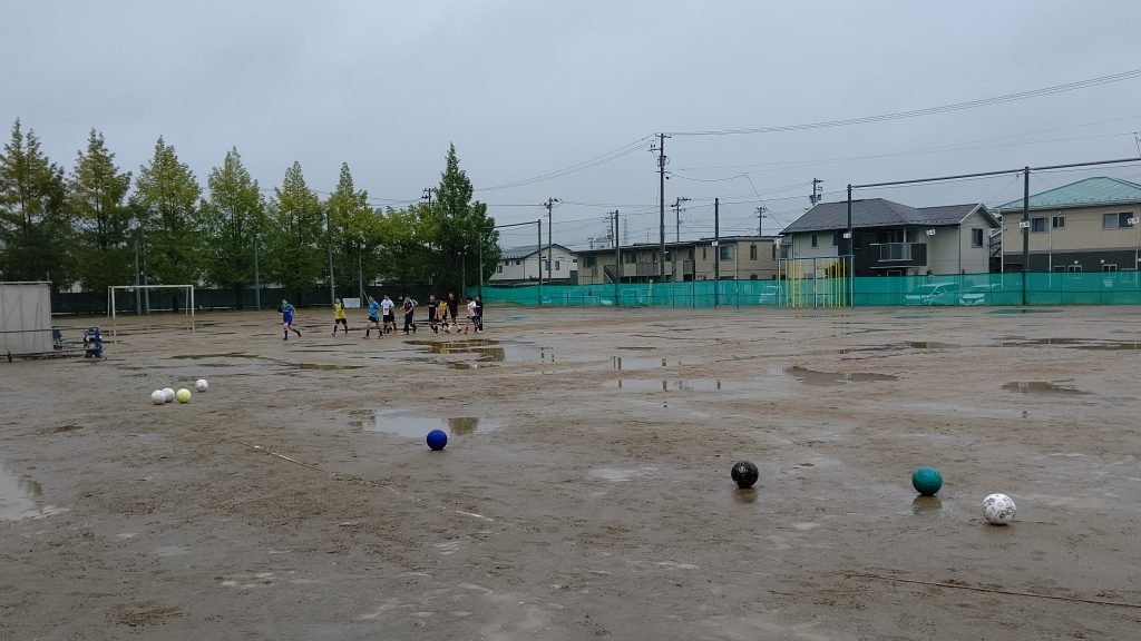 水溜りだらけの校庭で練習しました(2020.10.11)